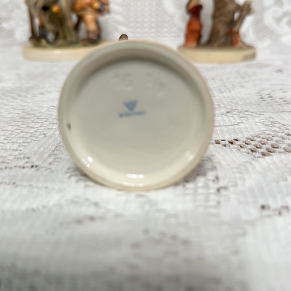 💙TM3 ‘Little Hiker’ Hummel Goebel #76 2/0 - Picture 6 of 7